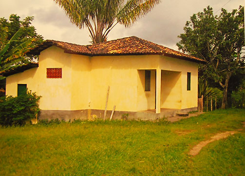 Casa de trabalhador na entrada secundária